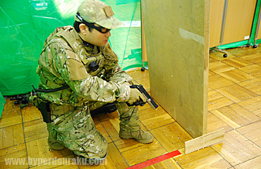 ハンドガンナーは右後方で