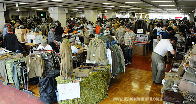 ミリタリーグッズが所狭しと並べられ