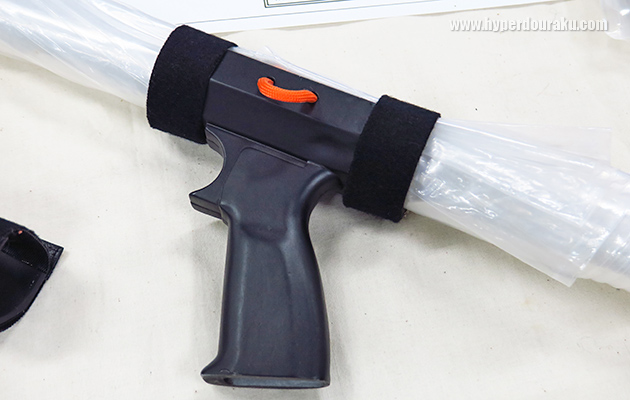 ベルクロテープで留めてあるだけ