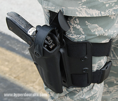 サファリランド社のレッグホルスター