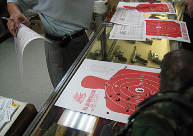 HAFA ADAI実弾射撃場　穴の開いたターゲット