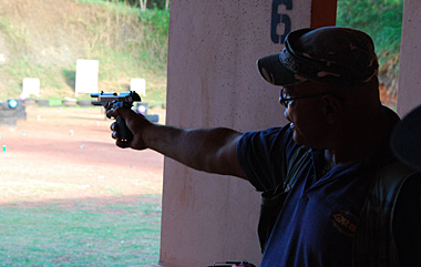 丁寧に銃の扱い方や注意事項を教えてくれる