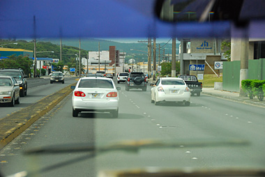 グアムはアメリカのなで右側通行