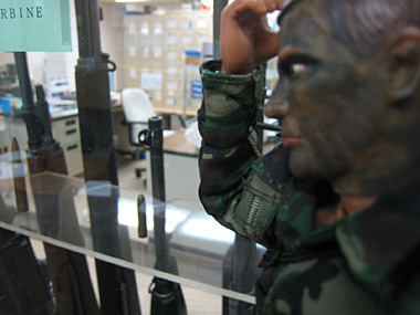 ワールドガン　店内　ショーウインドウ