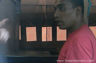 金網の細い隙間から