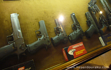 ベレッタM8000クーガーを撃つ