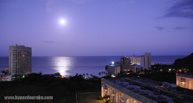 月と海が織り成す紫色の幻想的な景色