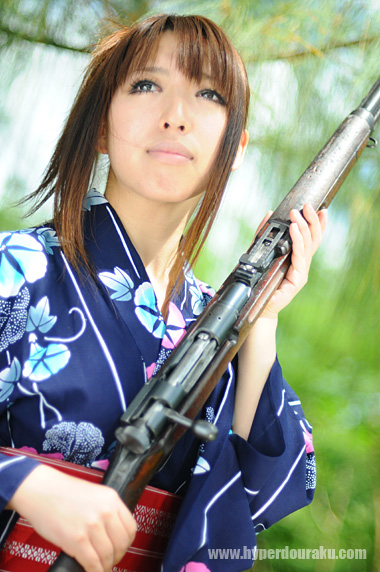 三八式歩兵銃を持ってのイメージフォト