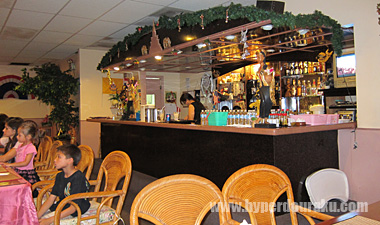 店内はタイ風に飾りつけ