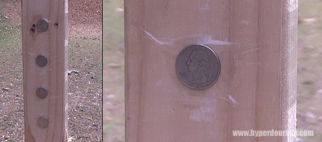 25セント硬貨を4枚貼り付ける