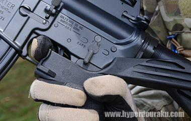 ストック側の出っ張りに指をかける