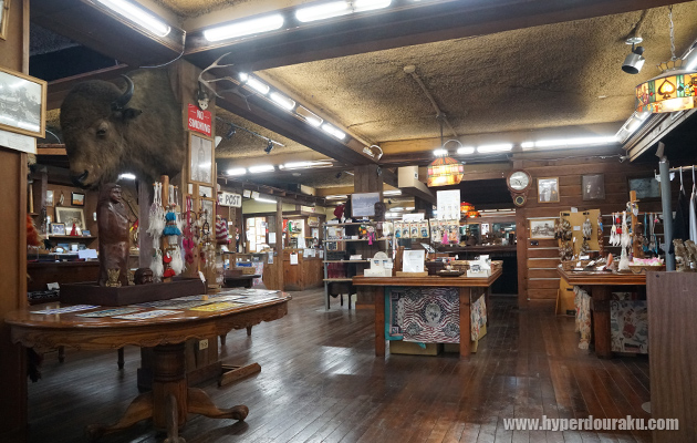 ウッディな店内