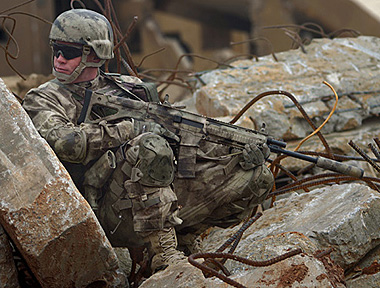 瓦礫エリアでA-TACSを着た兵士