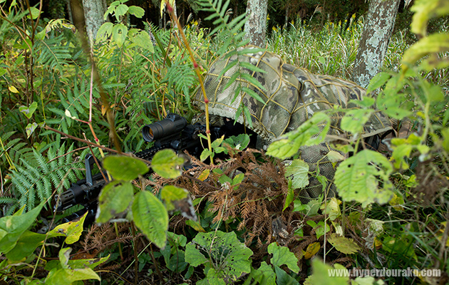 バーラップ生地や自然の植栽などで偽装