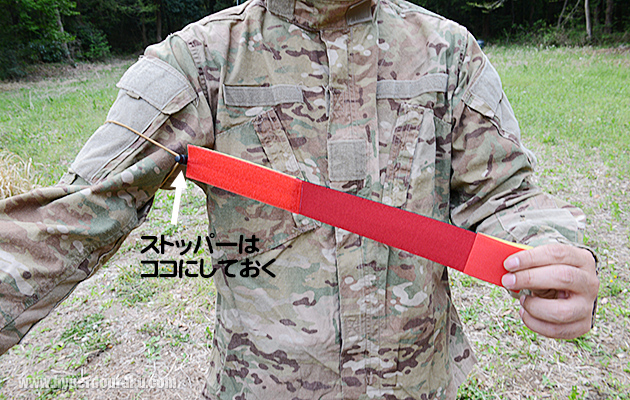 ゴム紐の輪っかを腕に通します