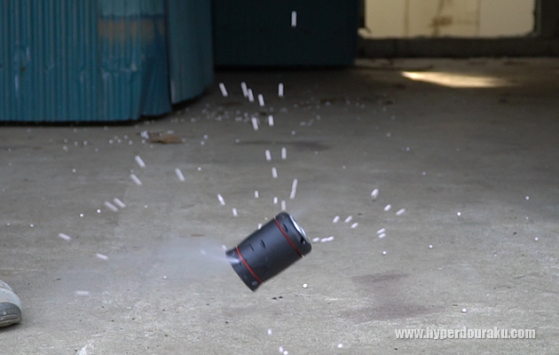 BB弾が四方に飛散