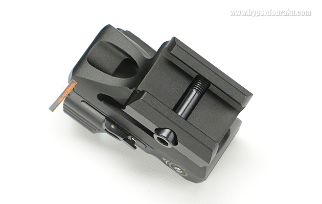 マウントの取り付けネジ