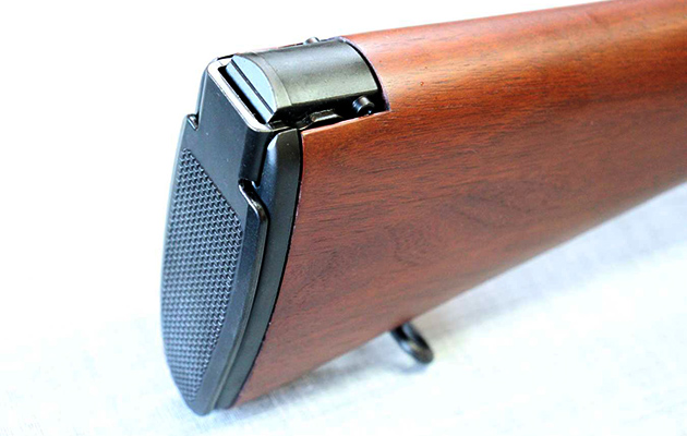 バットプレートと木製ストックが絶妙にマッチ