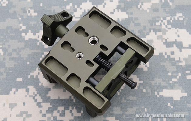 小ネジ(1/4インチ)と、大ネジ(3/8インチ)