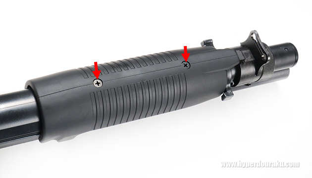 フォアエンドの底部にあるネジ２本