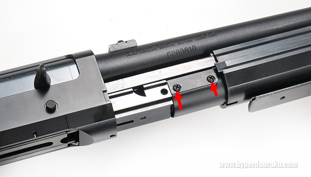 両側各２本のネジ