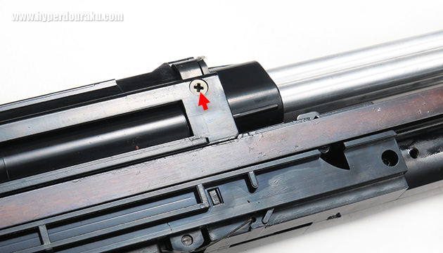 バレル基部にある両側１本ずつのネジ