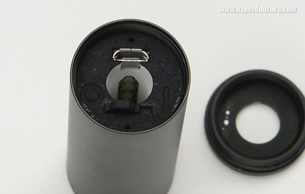 充電用のUSBマイクロBコネクタ