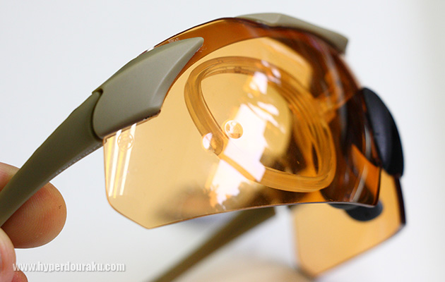 至近距離から撃ち込んだBB弾の跡