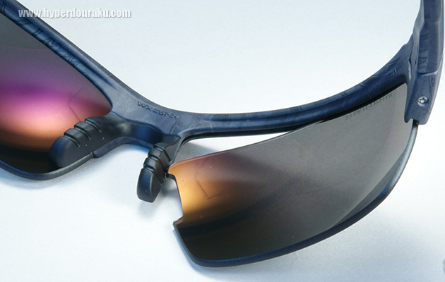 耐衝撃性レンズ×耐衝撃性フレーム×外れにくい特殊なレンズ保持構造