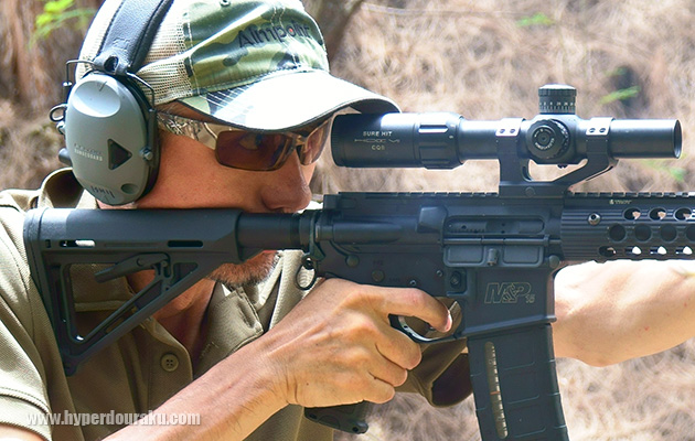 ライフルのストックに頬付する