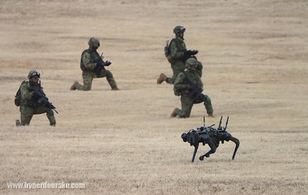 ロボット犬も登場