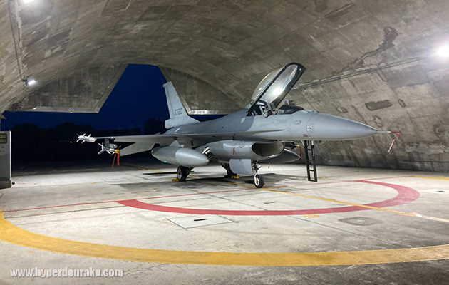 ハンガーに待機するF-16V