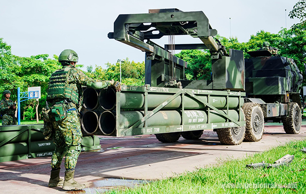 訓練用のロケット弾を装填