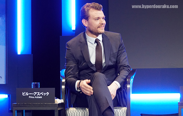 バト―役のピルー・アスベック。