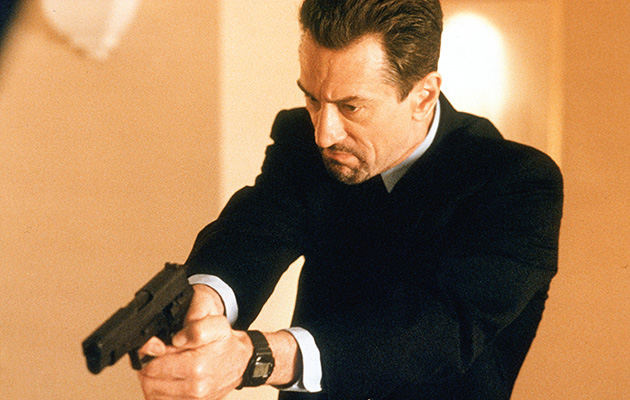 ニールが使用する拳銃はSIG P220