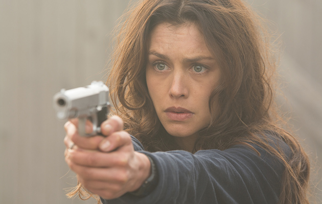 “Silverballers”の1梃をカティアに手渡す