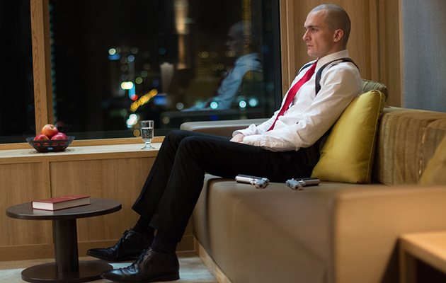 横にならずに眠る「47」