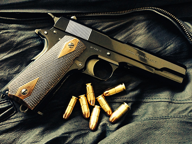 夕陽とレザーと拳銃と