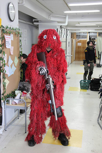 ギリースーツと言えば赤でしょ