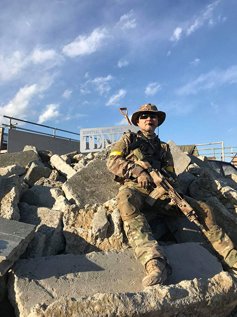 瓦礫の上の兵士