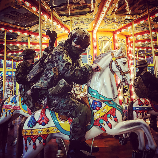 メリーゴーランドと軍装