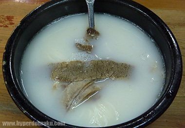 真っ白なスープに薄切りの牛肉