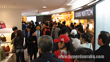 ルイビトンに長蛇の列