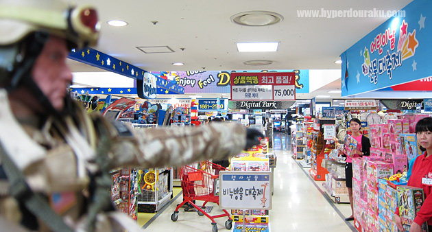 玩具、文具、家電のコーナー