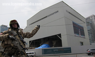 南大門はまだ修復中