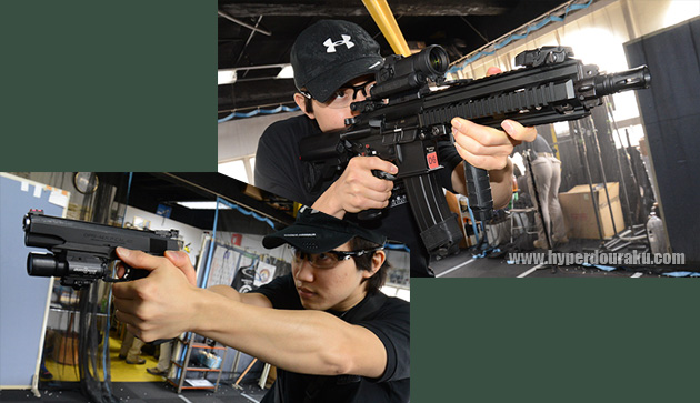 4枚の小さい的をライフルで撃ち、ハンドガンに持ち替えて2枚の大きな的を撃つ