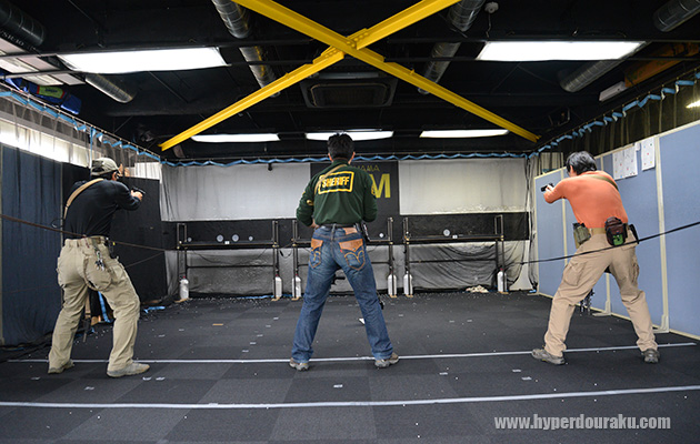 フリースタイルと呼ばれる利き手でライフルを撃つセット