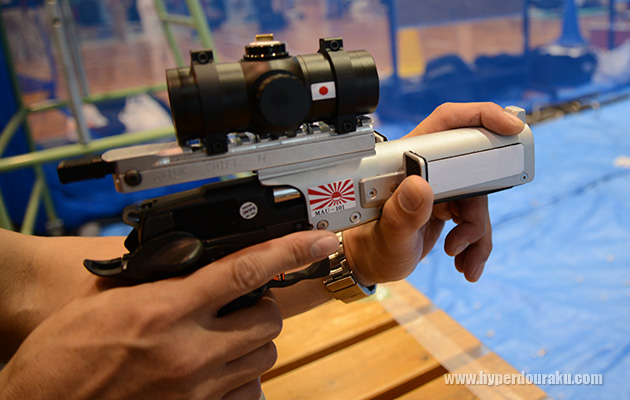 シュラウドと呼ばれる筒状のパーツ