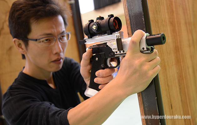 銃をバリケードに固定して撃つ