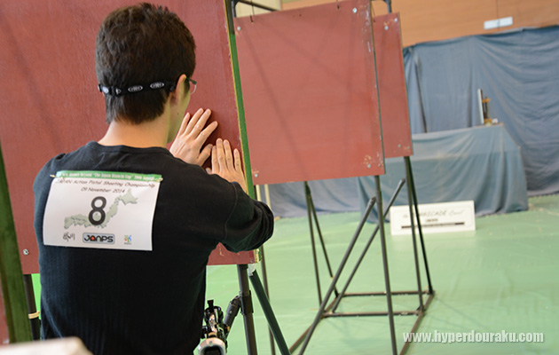 両手をバリケードに付いた状態